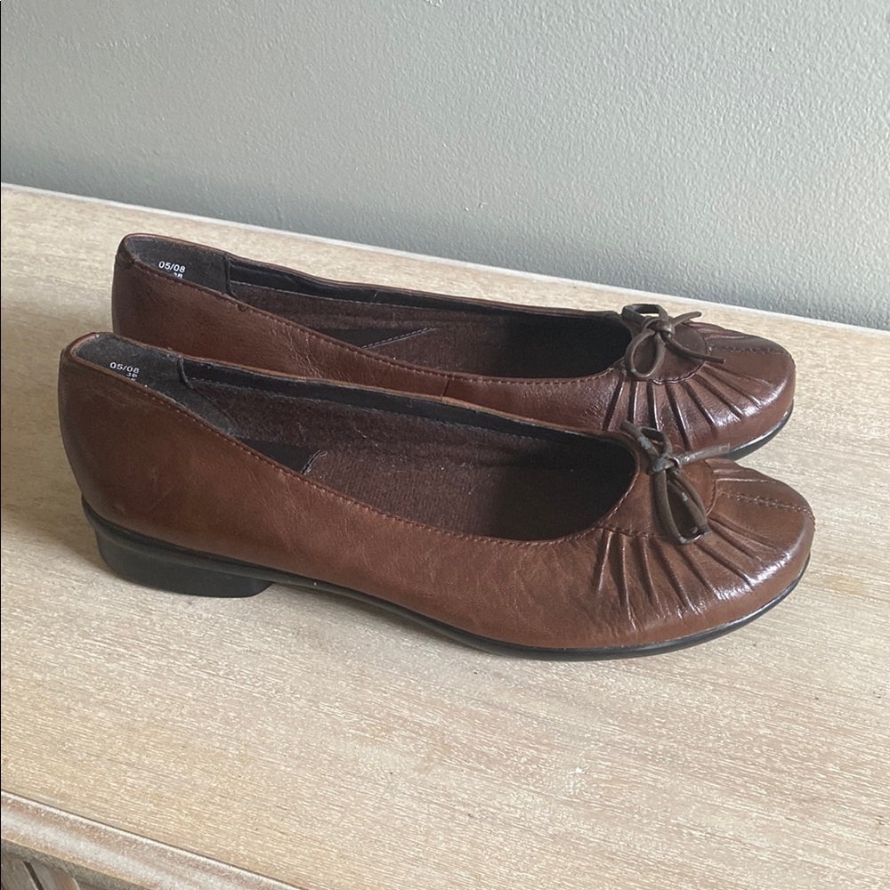 Clarks brown leather flats. Size 7.5. Good condition!!​​​​​​​​
